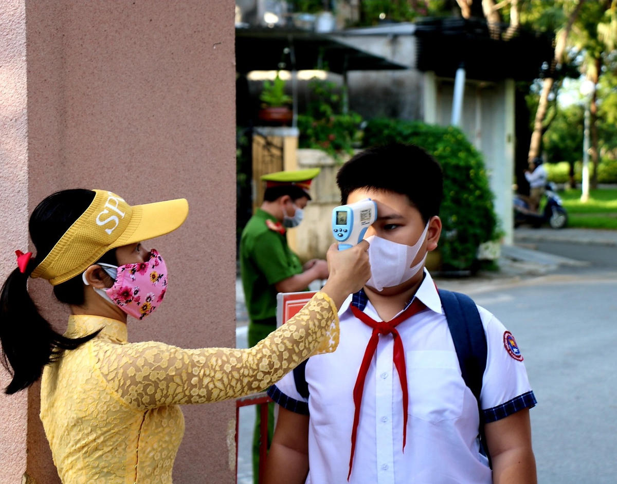 Ngày từ sáng sớm cán bộ, giáo viên Trường Tiểu học Trần Quốc Toản (TP Huế) đã có mặt để tiến hành đo thân nhiệt cũng như nhắc nhở các em học sinh về việc tuân thủ biện pháp giãn cách, đeo khẩu trang, sát khuẩn tay trước khi vào cổng.