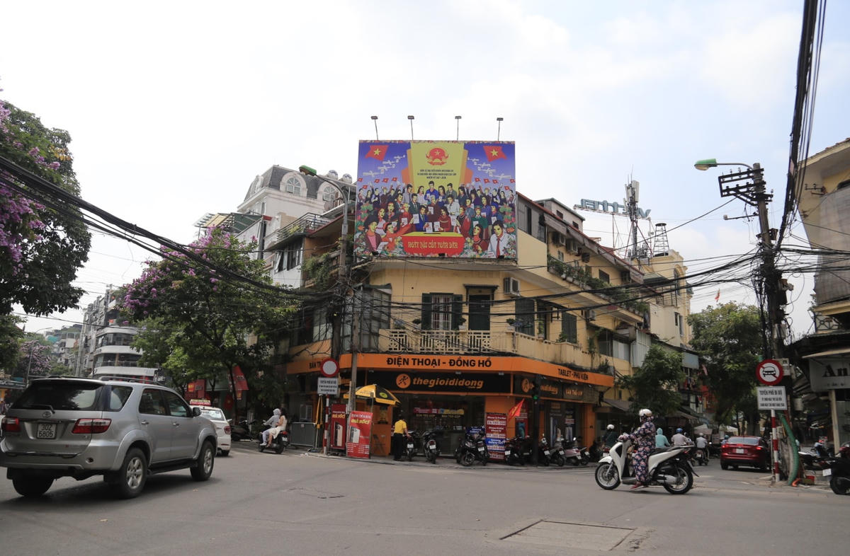 Nhiều tuyến đường phố và trụ sở cơ quan đã được trang trí các cụm pano, cờ băng rôn, khẩu hiệu tuyên truyền cho cuộc bầu cử Đại biểu Quốc hội khóa XV sắp diễn ra ngày 23/5 tới đây.
