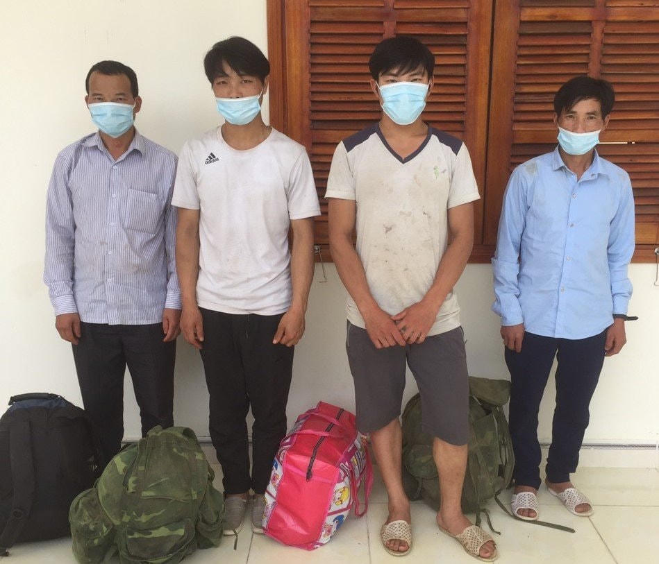 Những người dân nhập cảnh trái phép tại cơ quan chức năng.