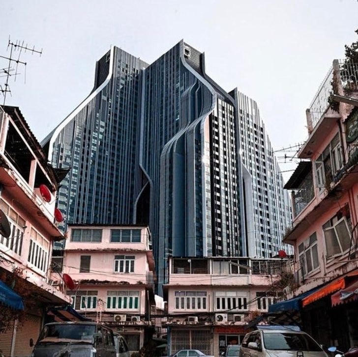 Ideo Q, Bangkok, Thái Lan - Trông giống như một nhà tù lạ mắt đi ra từ một bộ phim khoa học viễn tưởng.  