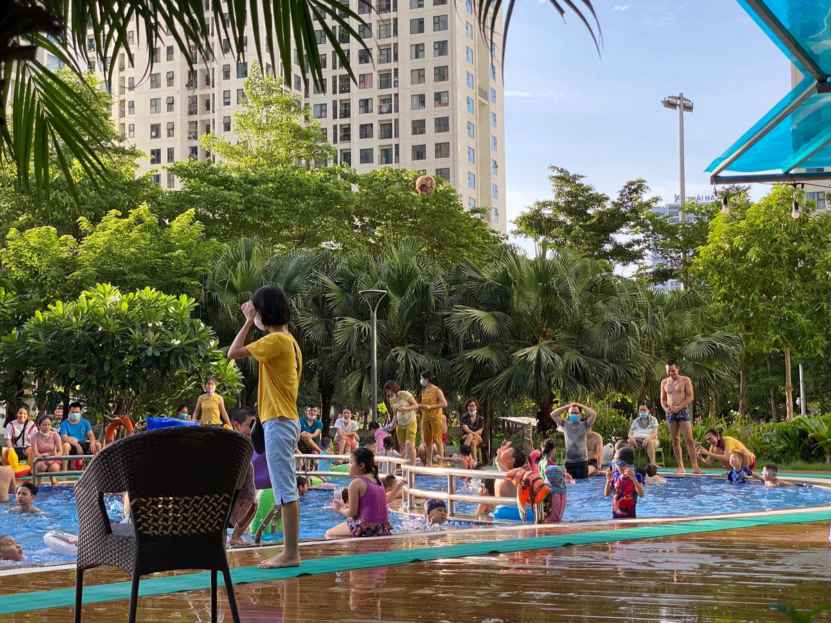Hà Nội: Một số bể bơi ngoài trời hoạt động, không đảm bảo quy định phòng dịch