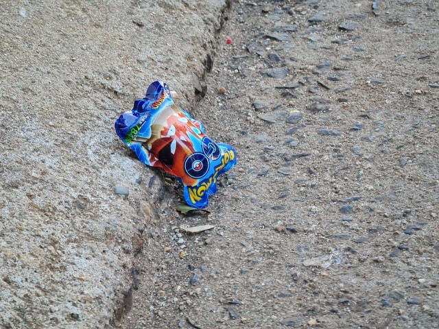 Hình thức bắt mắt, giá rẻ chỉ khoảng 2.000 đồng đã thu hút được nhiều học sinh.  