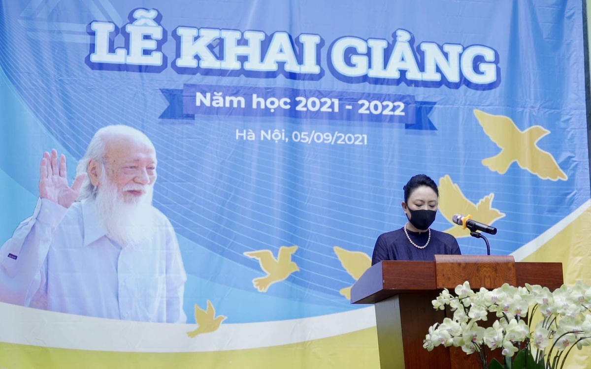 "Một khai giảng đặc biệt, khai giảng mà ở trường chỉ có cây, có bàn ghế và cánh cửa lớp im lặng, học sinh chưa thể tới trường nhưng chúng tôi vẫn tin vào nhưng điều tốt đẹp sẽ đến trong tương lai!", cô Văn Thùy Dương phát biểu trong lễ khai giảng năm học 2021-2022.