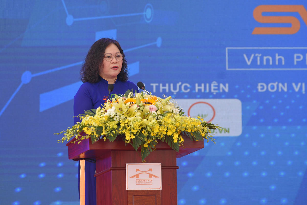 Thứ trưởng Bộ GDĐT Ngô Thị Minh phát biểu tại lễ khai mạc.