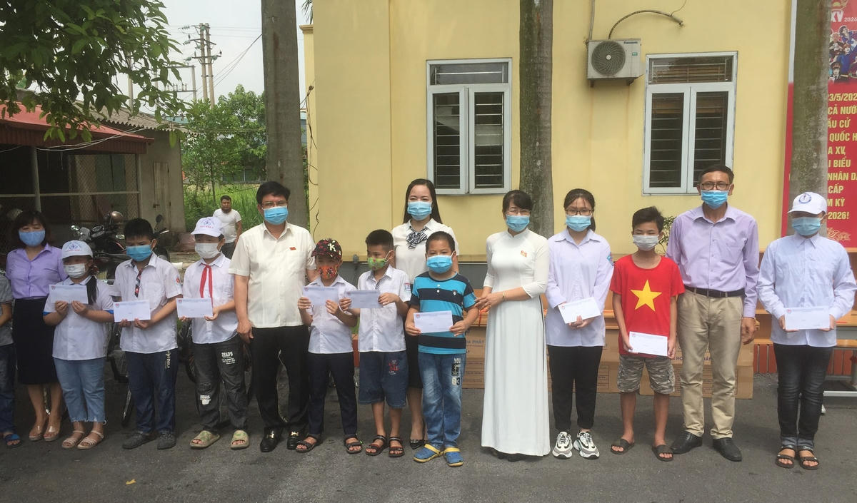 Học sinh khuyết tật, mồ côi ở TX Đông Triều được nhận tiền thưởng của Hội Bảo trợ Người khuyết tật và Trẻ mồ côi tỉnh.