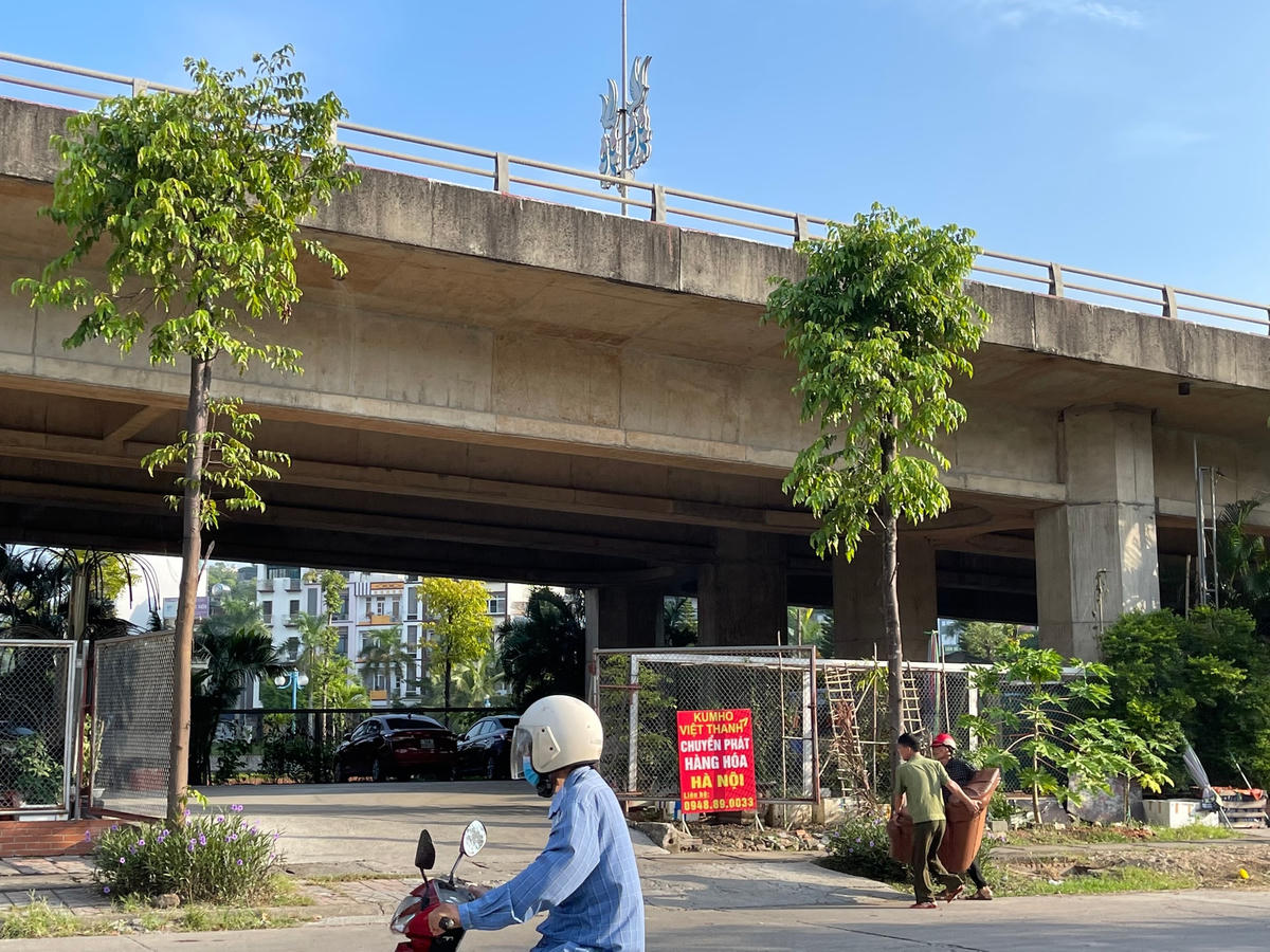Bãi xe trái phép dưới chân cầu Bãi Cháy tồn tại từ lâu nhưng dường như chính quyền “làm ngơ” cho tồn tại.