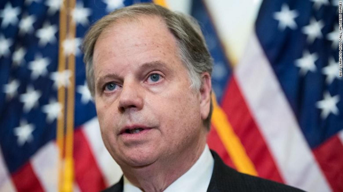 Thượng nghị sĩ Doug Jones. Ảnh: CNN.  