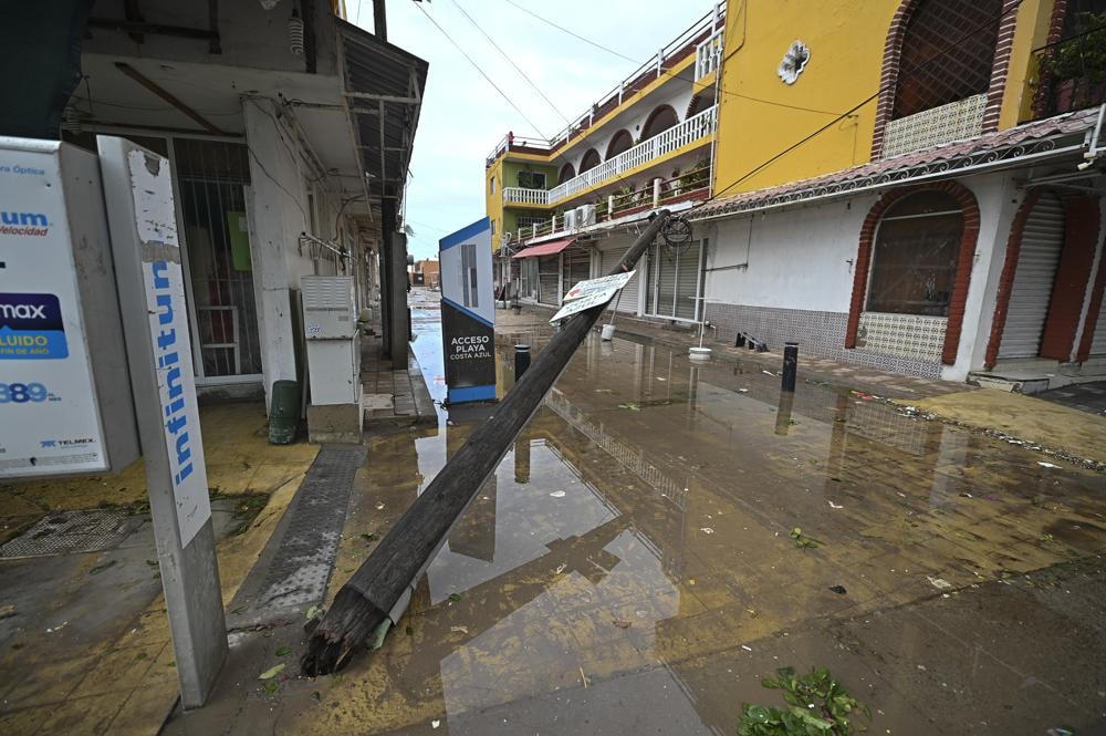Cột điện nằm ngả nghiêng sau khi cơn bão Pamela quét qua thành phố Mazatlan, Mexcico. Ảnh: AP