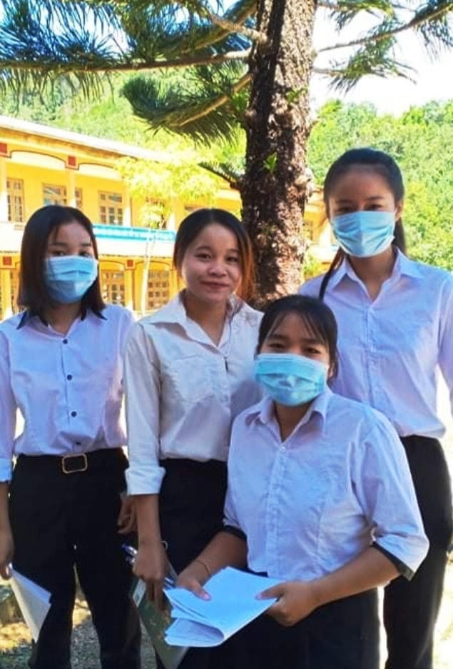 Các thí sinh Trường THPT Tây Giang vùng biên giới vui vẻ sau môn thi sáng nay.