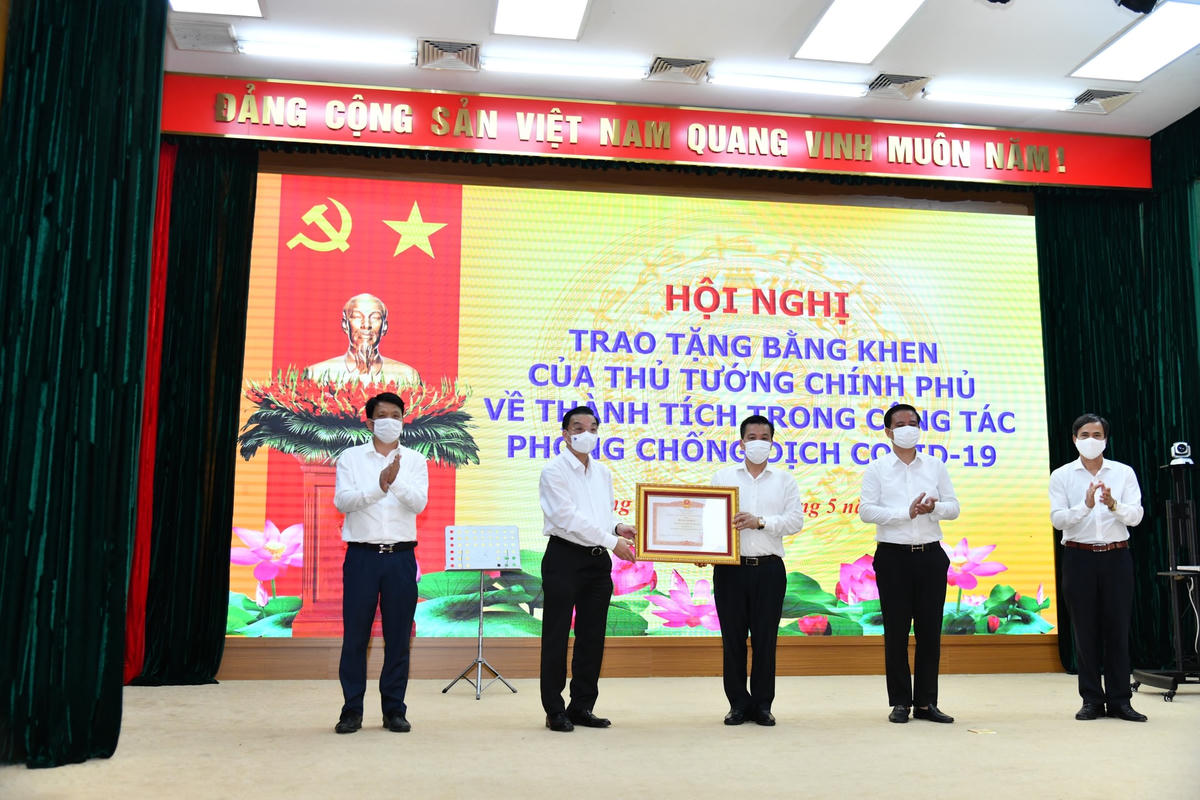 Chủ tịch UBND TP Hà Nội trao bằng khen cho các cá nhân, tập thể. Ảnh: Quang Vinh.