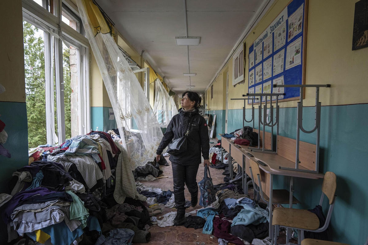 Một trường học bị hư hại ở Chernihiv, Ukraine. Ảnh: AP.