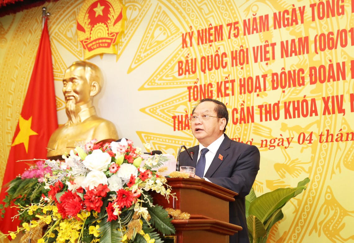 Ông Trần Quốc Trung, Trưởng đoàn đại biểu Quốc hội TP Cần Thơ báo cáo hoạt động của Đoàn Cần Thơ.    
