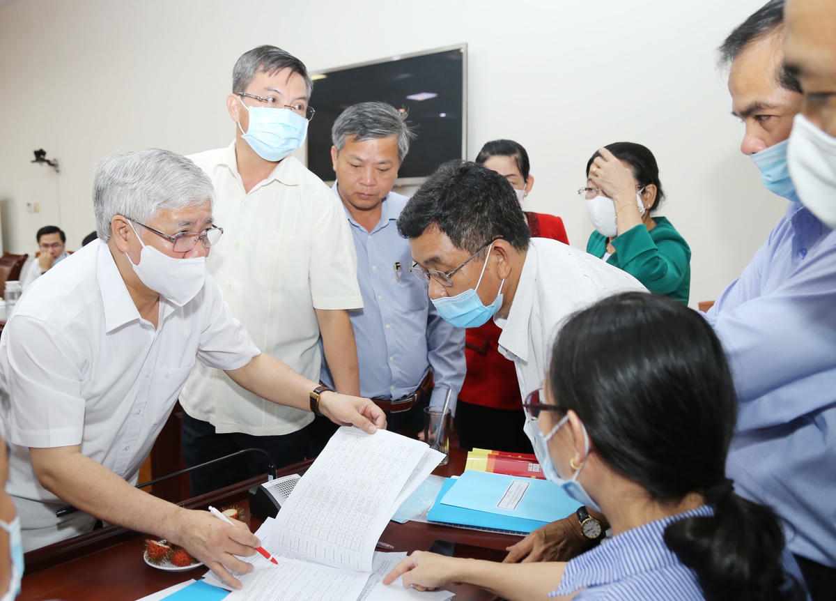 Chủ tịch Đỗ Văn Chiến hướng dẫn các thành viên Uỷ ban bầu cử tỉnh Kiên Giang cách lập và niêm yết danh sách đại biểu. 