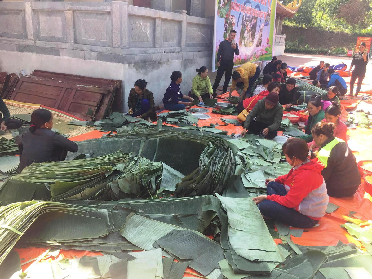 Người dân chuẩn bị vật liệu gói bánh chưng.