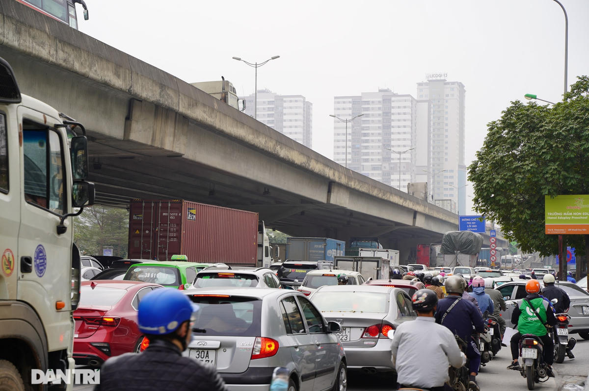 Người dân đổ về quê nghỉ Tết sớm, đường phố cửa ngõ Hà Nội ùn ứ kéo dài