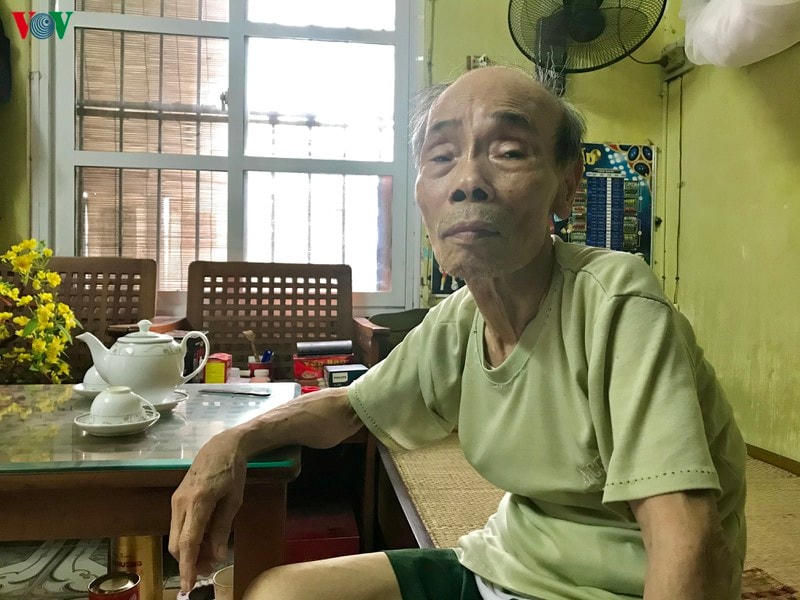 Năm 1976, nhà được xây lợp bằng mái ngói. Sau nhiều năm ngói cong, vênh, nát, không sửa chữa được. Ông Nguyễn Thành Tín (85 tuổi, sống tại tầng 2 dãy nhà A) cho biết: “May mắn là Hà Nội lâu nay không có bão lớn, chứ nếu bão lớn khoảng cấp 10 trở lên, các mái ngói không chịu được thì sẽ sập mất nhà thôi”.