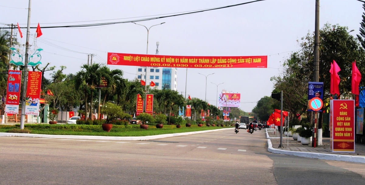 Băng rôn, cờ, khẩu hiệu rộn ràng trên đường Hùng Vương