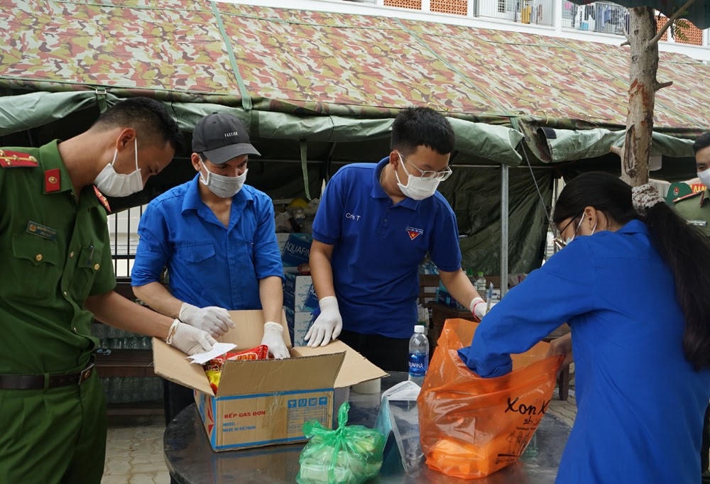 Những sinh viên ngành y đi chống dịch.