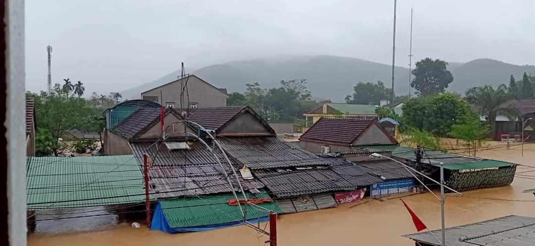 Nghệ An: Nhà ngập tới nóc, dân chạy lũ xuyên đêm