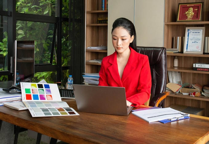 Hoa hậu Trương Hồ Phương Nga chia sẻ hình ảnh làm việc ở vị trí công việc mới. Cô hiện đang làm Giám đốc Maketting cho một thương hiệu nội thất nổi tiếng.  