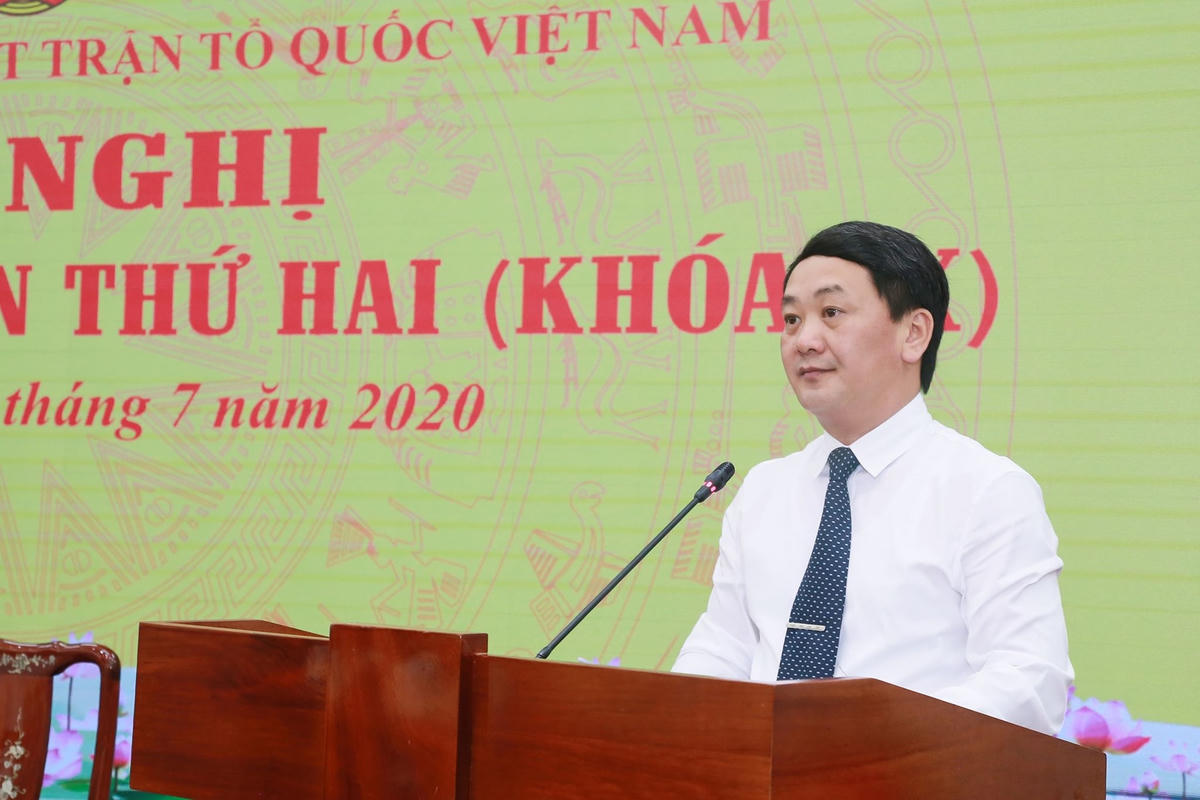 Phó Chủ tịch - Tổng Thư ký Hầu A Lềnh báo cáo kết quả công tác Mặt trận 6 tháng đầu năm. Ảnh: Quang Vinh.
