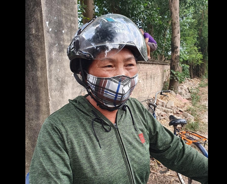 Bà Đào Thị Thường ở thôn 2, xã Hồng Kỳ cho biết lý do người dân tự nguyện dỡ bỏ rào chắn để rác tập kết đúng nơi quy định.