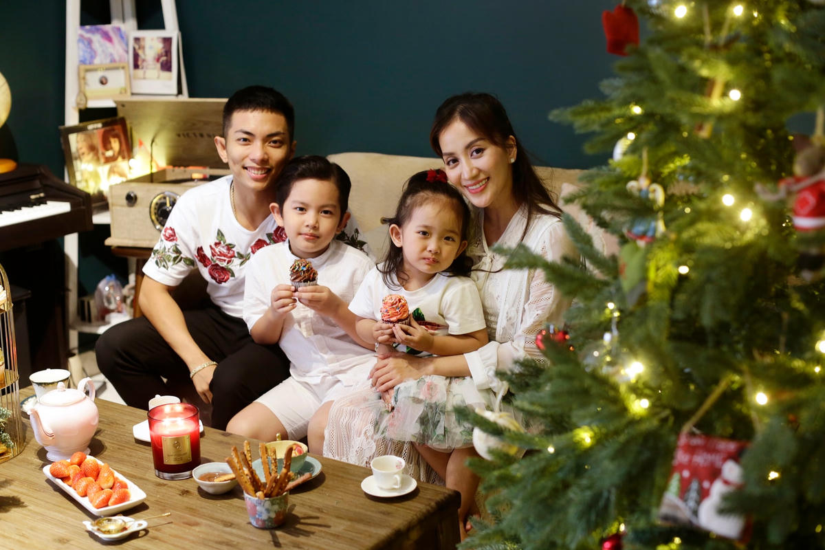 Hai vợ chồng từng gặp nhiều sóng gió dư luận khi mới công khai mối quan hệ cô – trò.