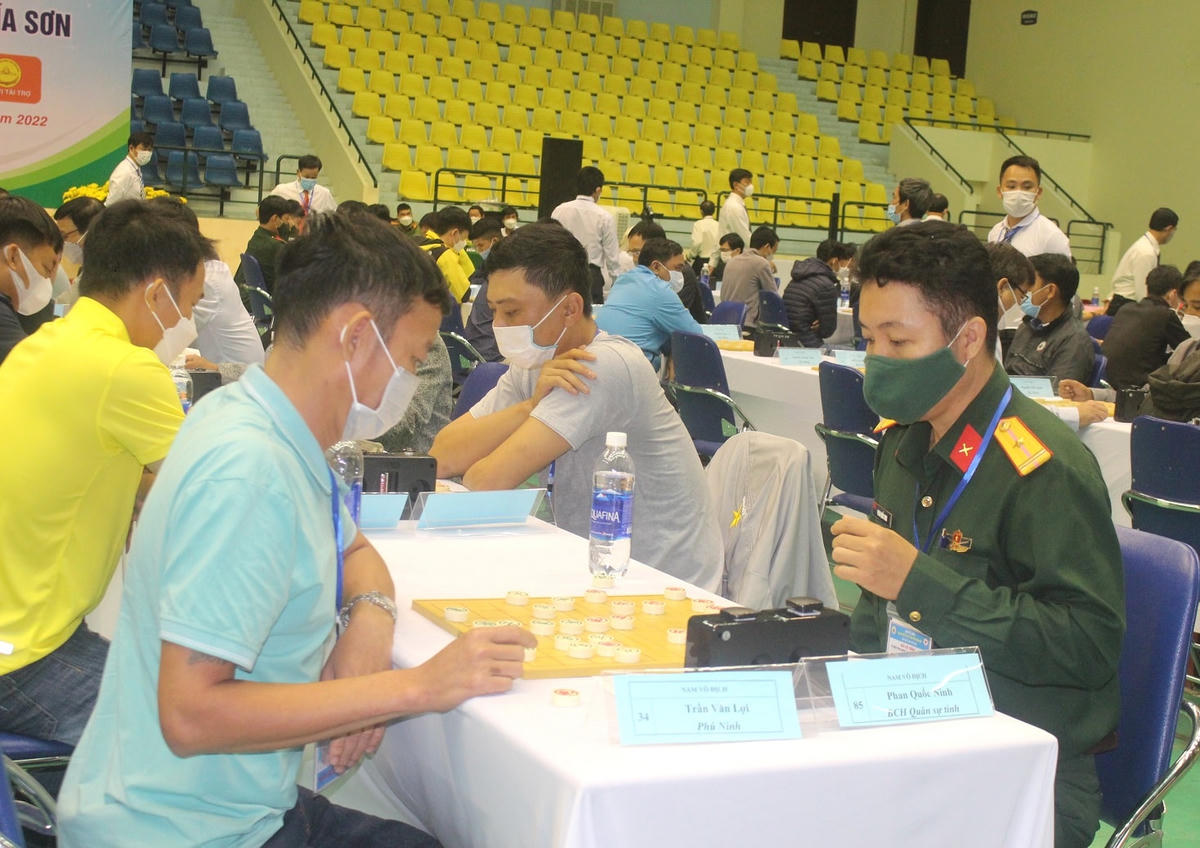 Các kỳ thủ đang thi đấu.