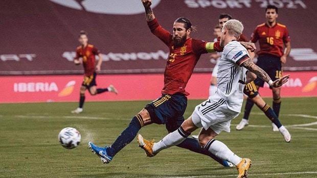 Các cầu thủ Tây Ban Nha đã hủy diệt tuyển Đức không thương tiếc (Nguồn: DFB.de).