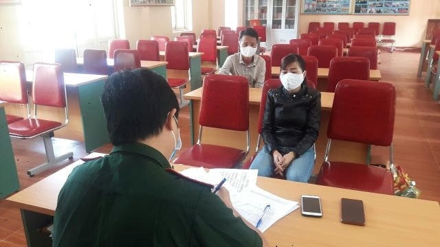 Cơ quan chức năng lấy lời khai các đối tượng Già Bá Lư và Lô Thị Quý.