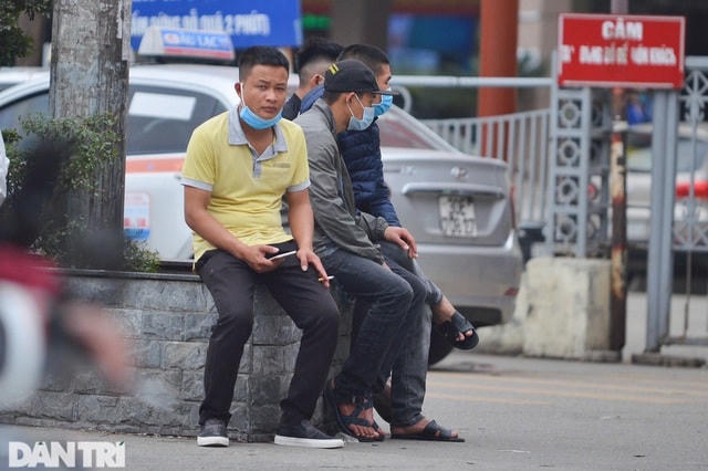 Theo khuyến cáo, người dân không nên kéo khẩu trang xuống dưới cằm vì nguy cơ lây nhiễm có khả năng còn cao hơn việc không đeo khẩu trang.  