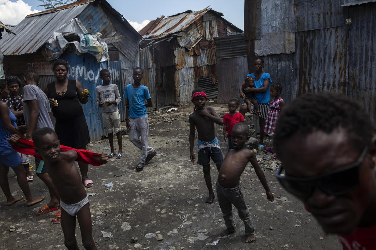Người dân trong khu phố tồi tàn Bellecour-Cite Soleil của Port-au-Prince, Haiti.