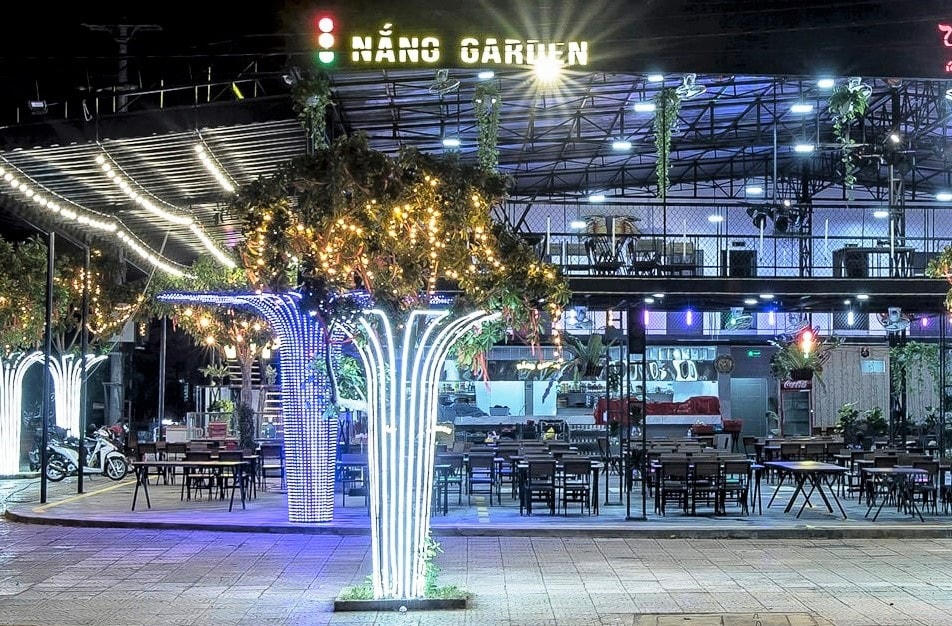 Một góc nhà hàng Nắng Garden Beer Club Núi Thành.