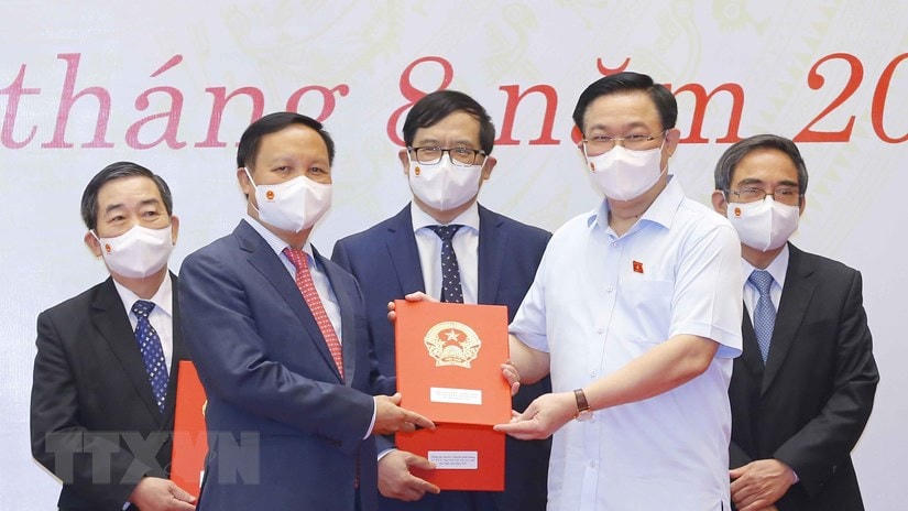 Chủ tịch Quốc hội Vương Đình Huệ trao Nghị quyết và quà tặng đối với các đồng chí đại biểu Quốc hội chuyên trách ở Trung ương khóa XIV không tái cử và cán bộ thuộc thẩm quyền quản lý của Ủy ban Thường vụ Quốc hội. (Ảnh: Doãn Tấn/TTXVN).