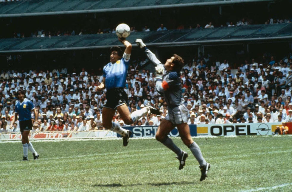 Pha ghi bàn huyền thoại mang tên "Bàn tay vàng của Chúa" giúp Argentina đánh bại tuyển Anh 2-1.