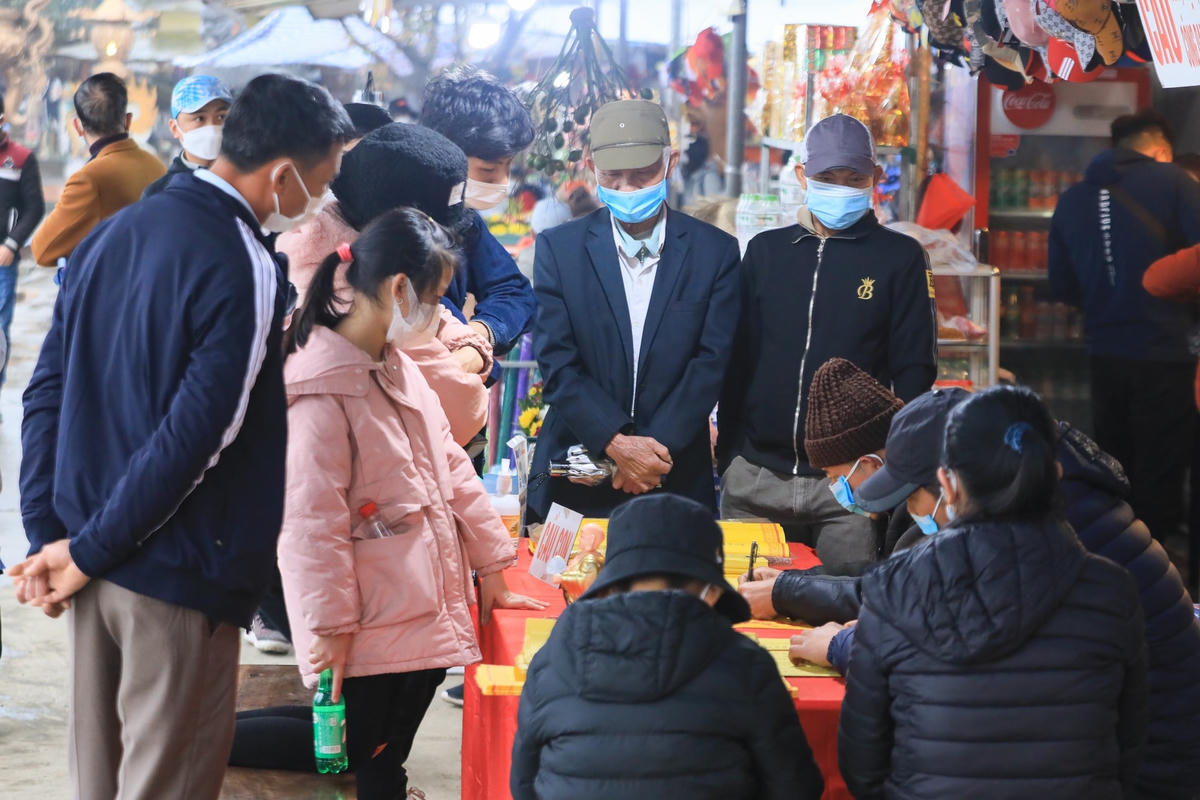 Du khách đội mưa đi lễ chùa Hương  