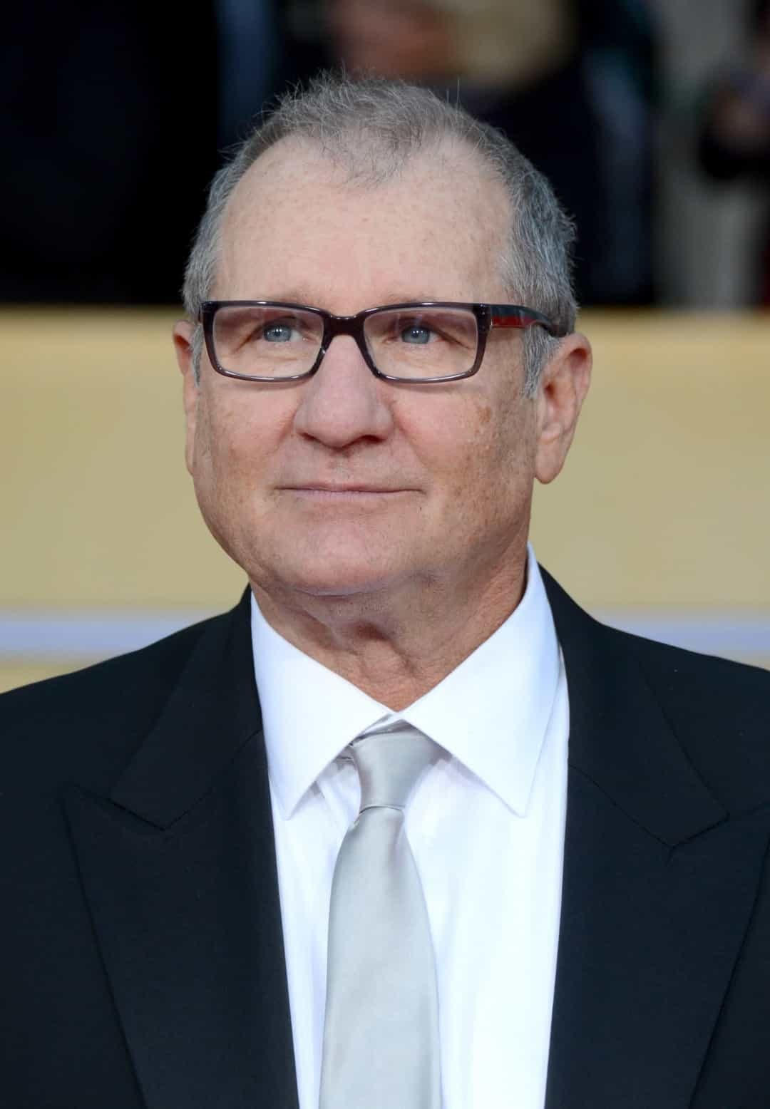 Diễn viên “Gia đình hiện đại” Ed O'Neill từng là một cầu thủ bóng đá. Anh đã kết hợp cả hai niềm đam mê trong bộ phim “Little Giants” năm 1994.  