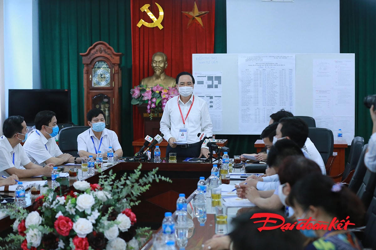 Bộ trưởng Bộ GDĐT Phùng Xuân Nhạ phát biểu chỉ đạo tại điểm thi trường THCS Nam Từ Liêm, Hà Nội.