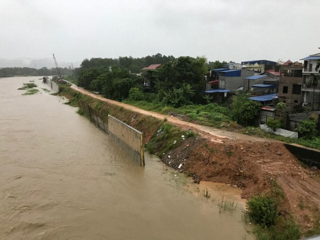 Một đoạn đê thuộc Dự án xây dựng cấp bách hệ thống chống lũ lụt sông Cầu chưa được thi công.