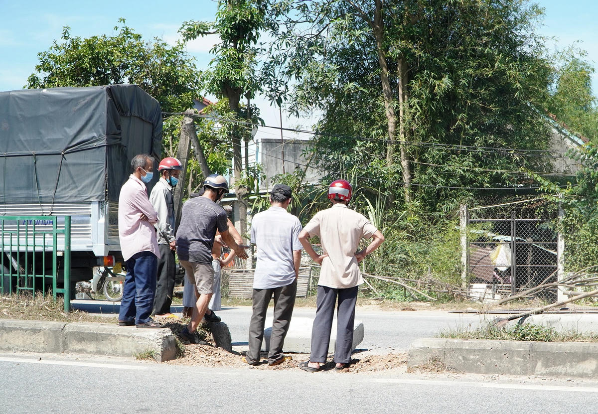 Người dân không đồng tình đóng lối đi tự phát.