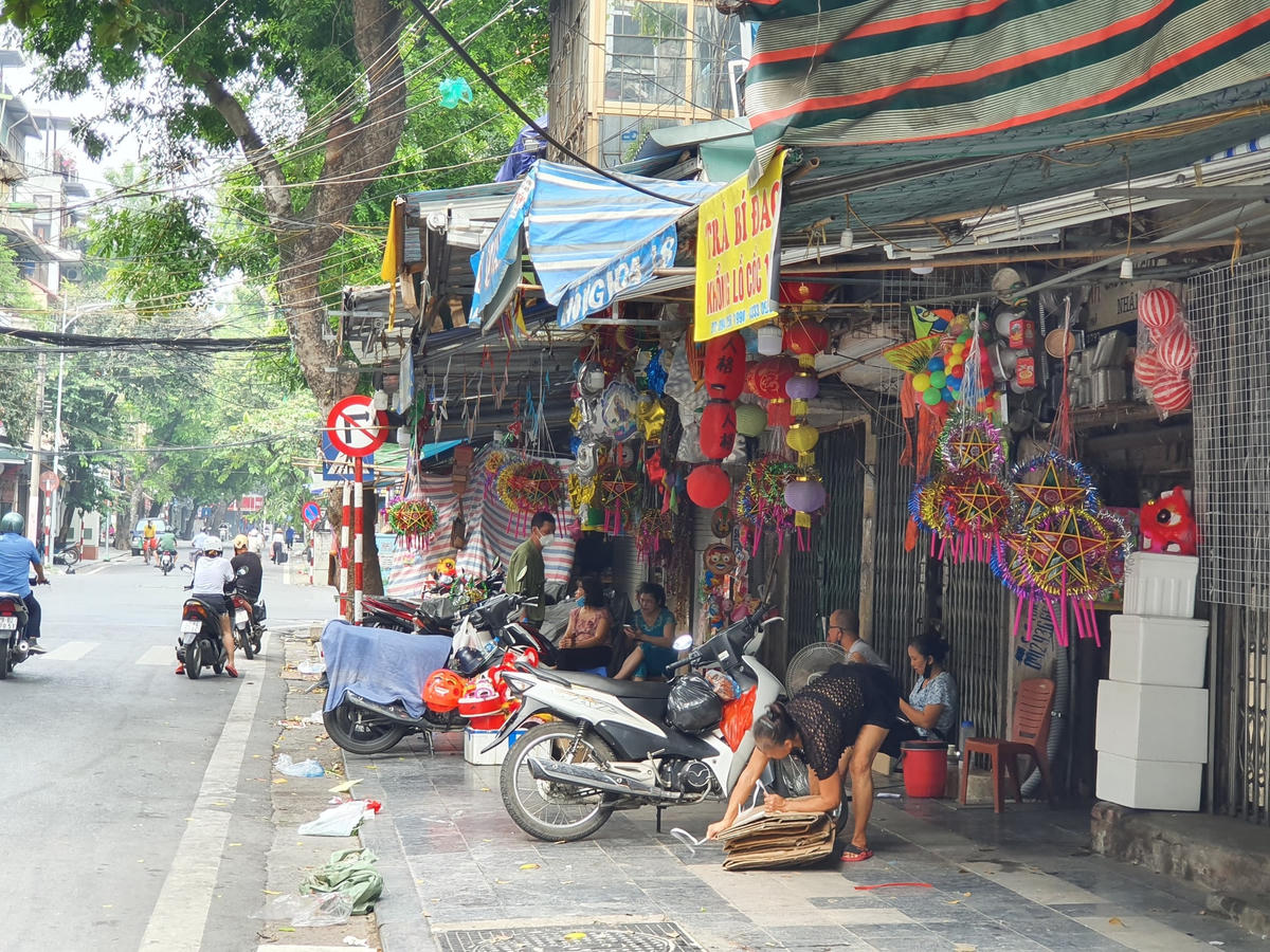 Như các năm về trước, ngay từ đầu tháng 8 Âm lịch, người dân thủ đô đã đổ xô lên phố Hàng mã chơi Trung thu sớm, mua sắm tấp nập các loại đồ chơi truyền thống cho trẻ em, chụp hình lưu niệm...