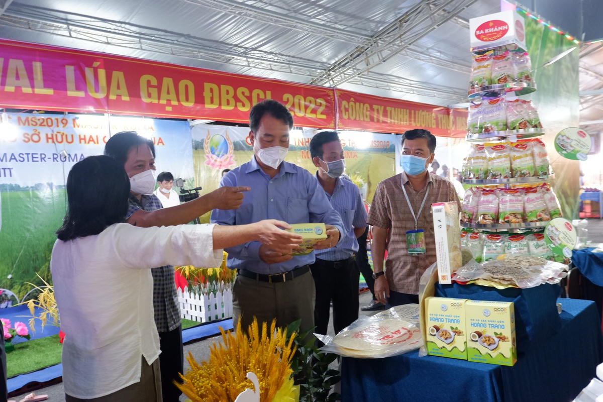Lãnh đạo tỉnh Vĩnh Long tham quan các gian hàng trưng bày tại sự kiện.