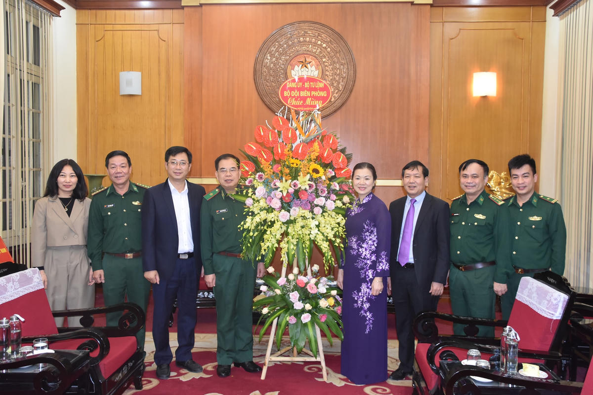 Phó Chủ tịch Trương Thị Ngọc Ánh đón nhận lẵng hoa chúc mừng từ Đảng ủy Bộ Tư lệnh Bộ đội Biên phòng.