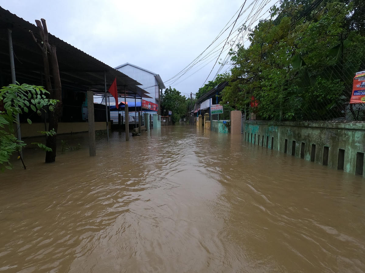 Tại tuyến đường Nguyễn Hữu Cảnh (phường An Tây, TP Huế) mưa lớn kéo dài nhiều ngày qua đã khiến hàng chục hộ dân nơi đây bị chia cắt, ảnh hưởng đến đời sống.