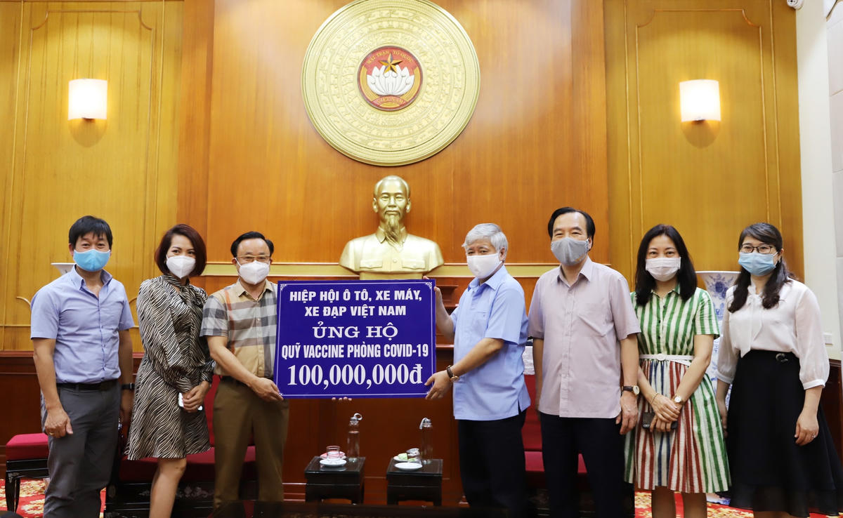 Chủ tịch Đỗ Văn Chiến tiếp nhận ủng hộ từ Hiệp hội ô tô, xe máy, xe đạp Việt Nam.