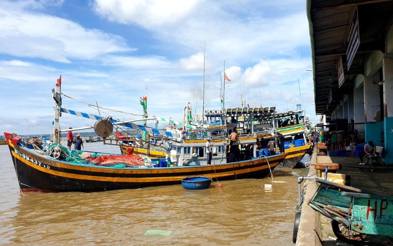 Tàu cá đánh bắt xa bờ cập cảng Phan Thiết.