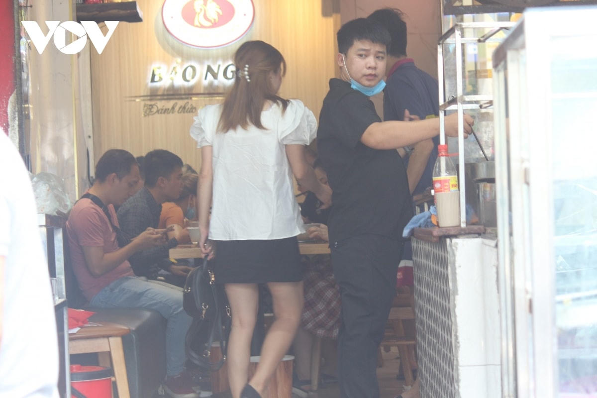 Ngay cả người phục vụ cũng không thực hiện nghiêm chỉnh việc đeo khẩu trang phòng dịch. 