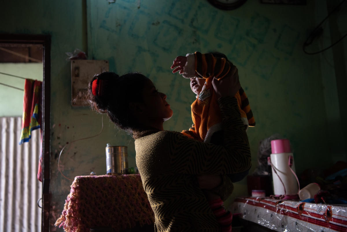 Anjali chơi với cháu trai tại nhà riêng gần Siliguri, Ấn Độ. Ảnh: Yahoo.