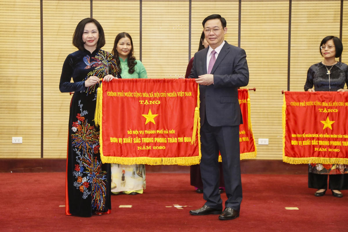 Bí thư Thành ủy Hà Nội Vương Đình Huệ trao cờ thi đua của Chính phủ cho các đơn vị có thành tích xuất sắc.