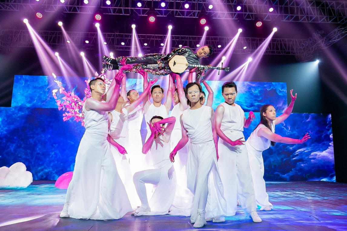 Lona hát hit của Binz, khiến Khắc Hưng bối rối vì quá xinh đẹp